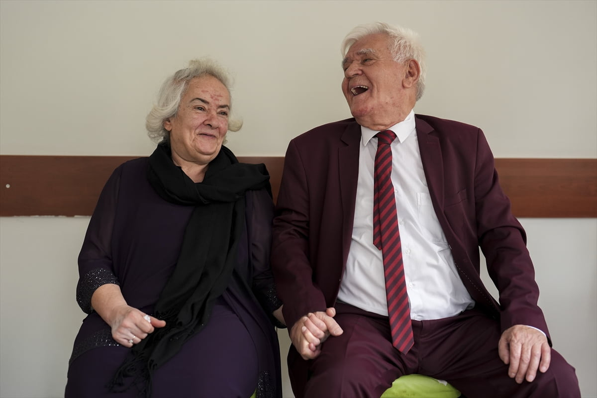 İstanbul'da huzurevinde tanışıp evlenen 72 yaşındaki Dürdane ile 77 yaşındaki Mehmet Yılmazer...