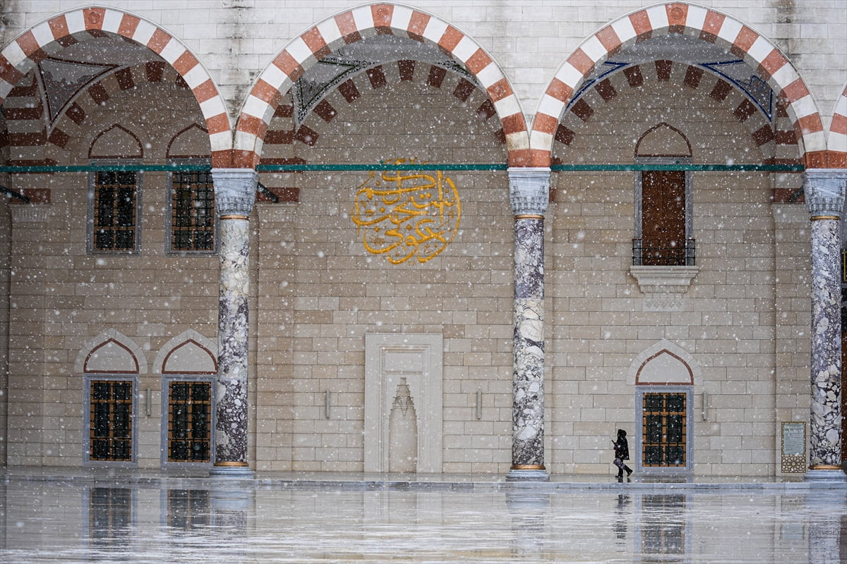 İstanbul'da kar yağışı, Çamlıca Camii ve çevresinde etkili oldu.