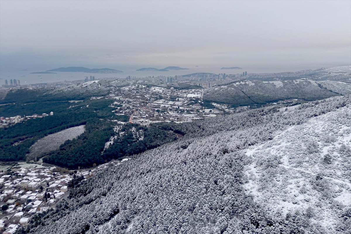 İstanbul'da kar yağışının etkili olduğu Aydos Ormanı ve çevresi, dronla havadan...