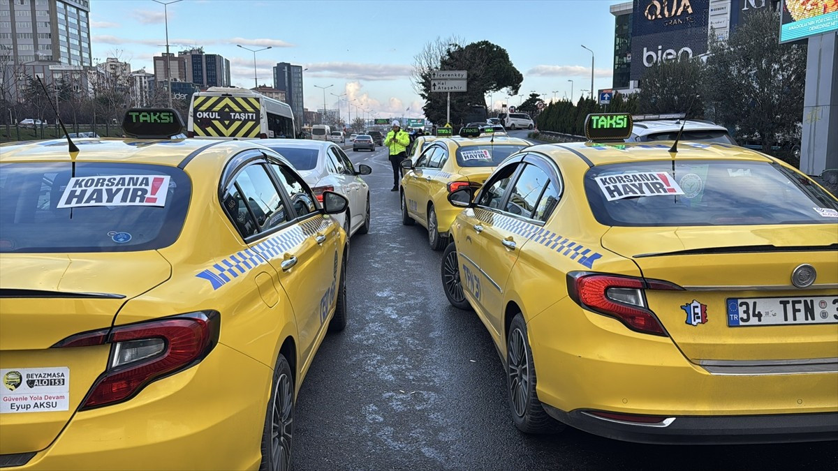 İstanbul'da konvoy oluşturarak bir araya gelen taksi şoförleri, korsan taşımacılığı protesto etti....