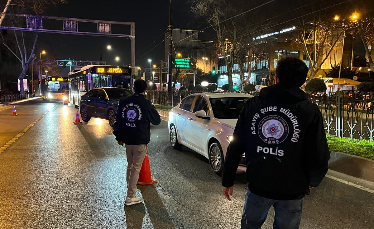 İstanbul'da polis ekipleri, asayişin sağlanması ve olası suçların önlenmesi amacıyla kent...
