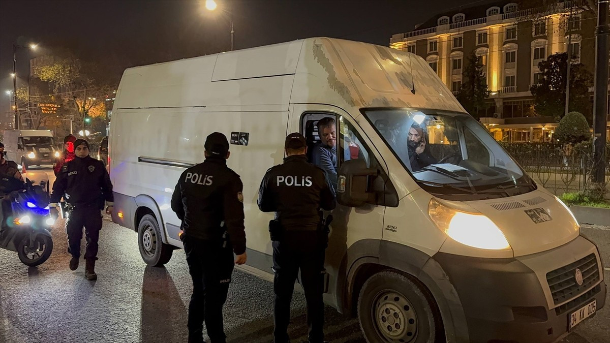İstanbul'da polis ekipleri, kent genelinde asayişin sağlanması amacıyla "huzur uygulaması"...