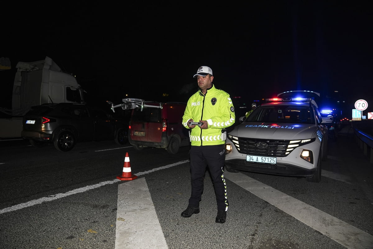 İstanbul'da polis ekipleri sabah saatlerinde trafikte dron destekli taralı alan uygulaması yaptı....