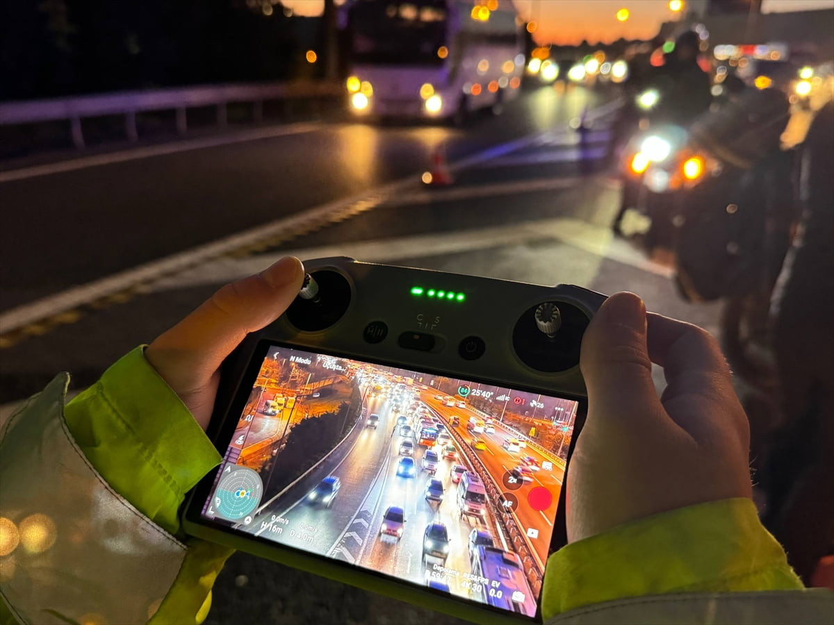 İstanbul'da polis ekipleri sabah saatlerinde trafikte dron destekli taralı alan uygulaması yaptı....