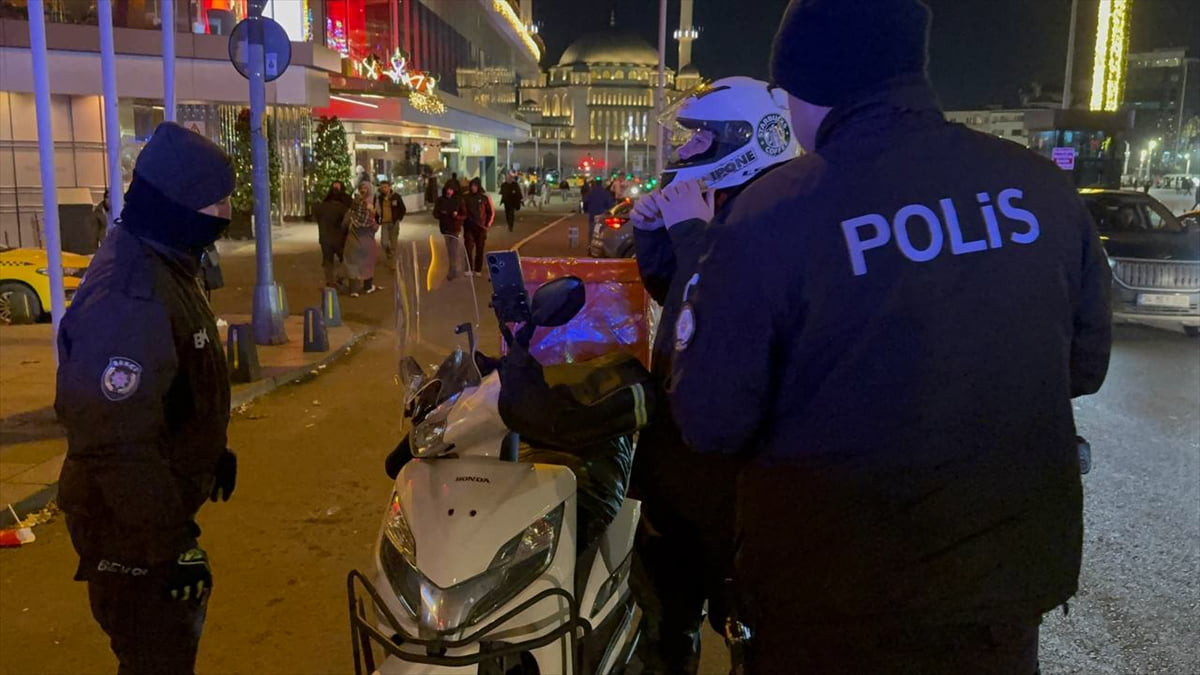 İstanbul'da polis ekipleri yeni yılın ilk "huzur" uygulamasını gerçekleştirdi. Fatih, Kadıköy ve...