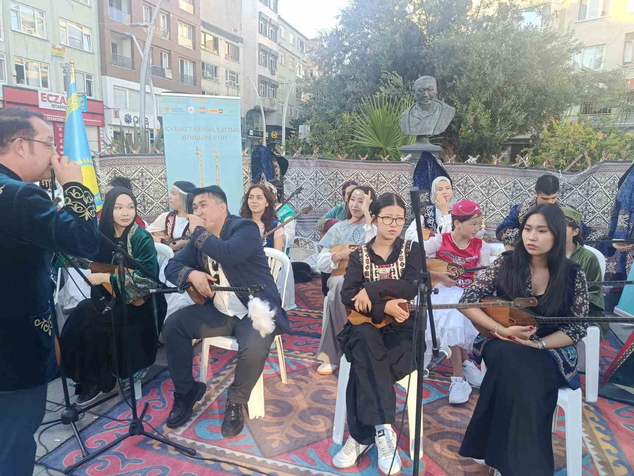 İSTANBUL'DA "ULUSAL DOMBRA GÜNÜ" ETKİNLİĞİ DÜZENLENDİ. PROGRAMDA ÖĞRENCİLER TARAFINDAN DOMBRA...