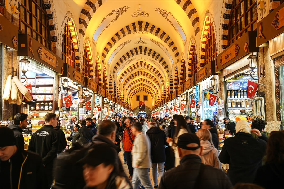 İstanbul'da Ramazan Bayramı öncesinde alışveriş telaşına giren vatandaşlar, Eminönü'nde yoğunluk...