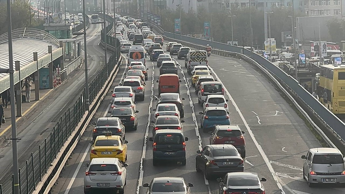 İstanbul'da, sabah saatlerinde ana arter, cadde ve ara yollarda trafik yoğunluğu yaşanıyor. Avrupa...