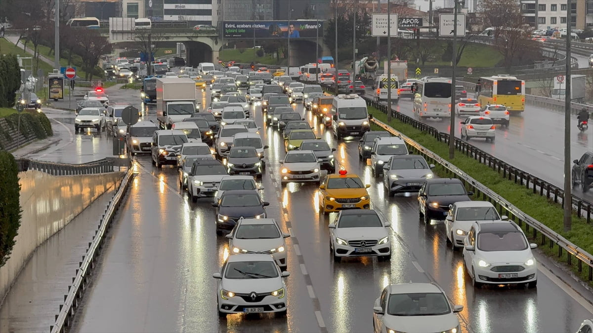 İstanbul'da sabah saatlerinde Anadolu Yakası D-100 kara yolu Maltepe ve çevresinde trafik...