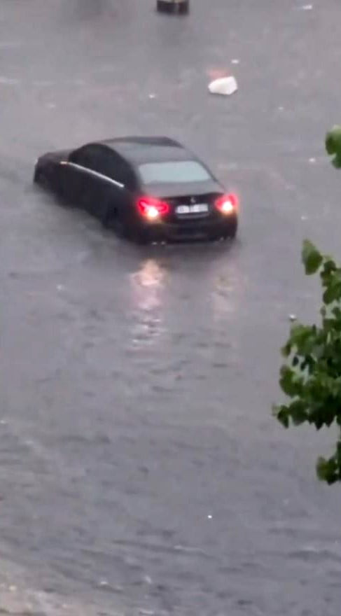 İSTANBUL'DA SABAH SAATLERİNDE BAŞLAYAN SAĞANAK YAĞIŞ HAYATI OLUMSUZ ETKİLEDİ