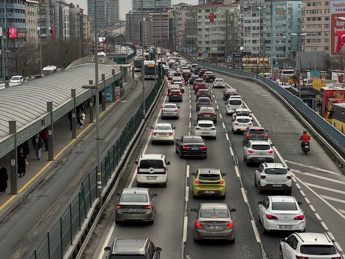 İstanbul'da sabah saatlerinde bazı bölgelerde trafik yoğunluğu oluştu. D-100 kara yolu Mecidiyeköy...