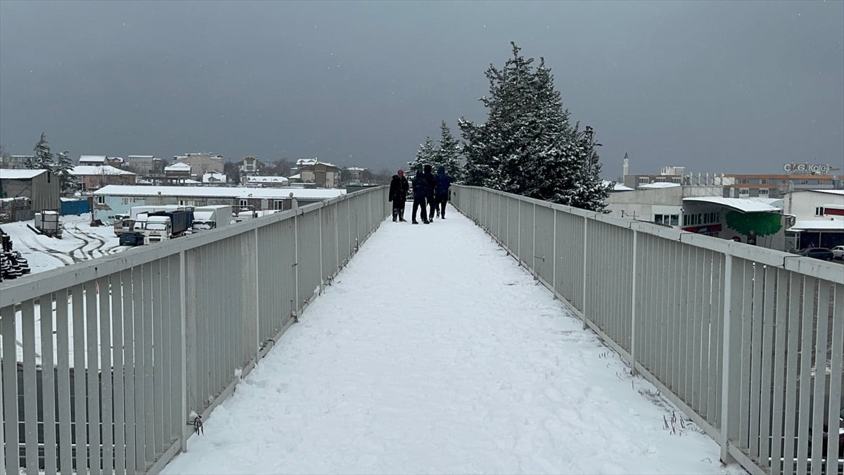 İstanbul'da sabah saatlerinde etkili olan kar yağışı nedeniyle Silivri'de yüksek kesimler beyaza...