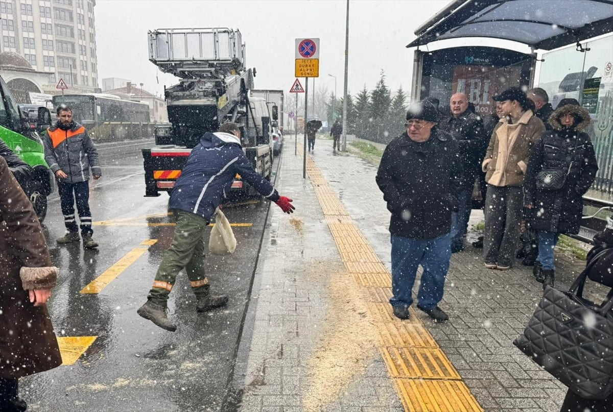 İstanbul'da, sabah saatlerinden itibaren etkisini artıran karla mücadele aralıksız sürdürülüyor....