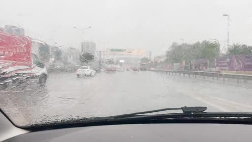İstanbul'da sağanak etkisini göstermeye başladı: Yollar göle döndü