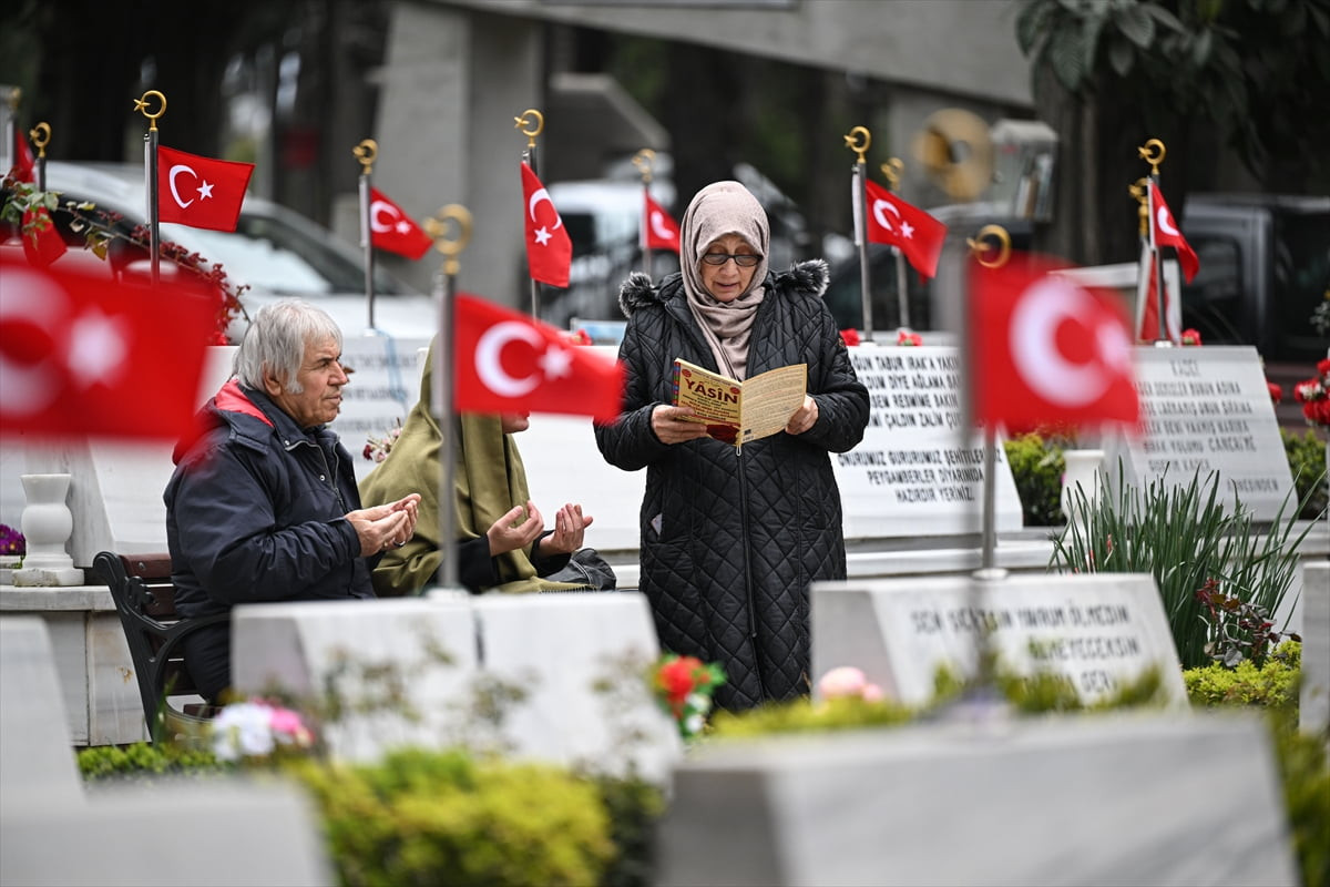 İstanbul'da şehit aileleri, Ramazan Bayramı arifesinde Edirnekapı Şehitliği'ne gelerek kabirleri...