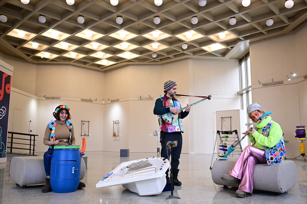 İstanbul'da sokaklardan topladıkları teneke, tencere, küvet, su borusu ve süpürge gibi atık...