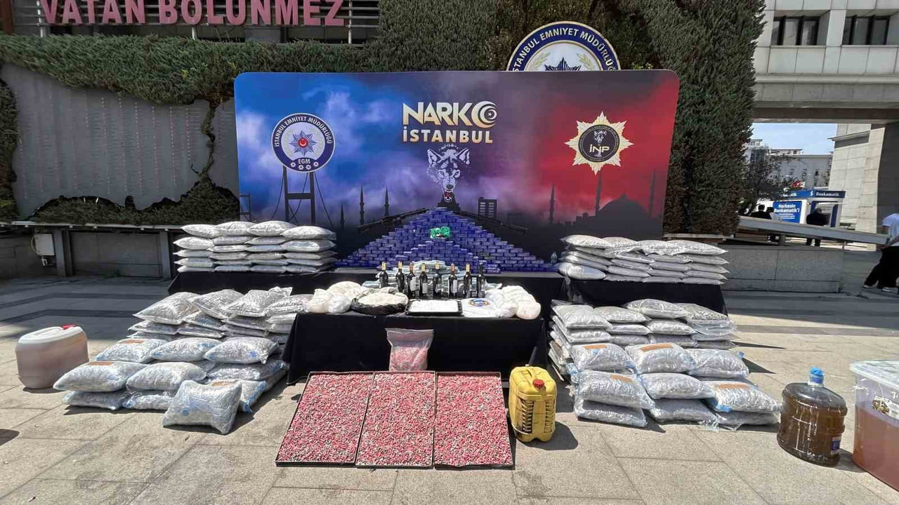 İSTANBUL'DA SON İKİ HAFTADA DÜZENLENEN OPERASYONLARDA ELE GEÇİRİLEN 1 TON UYUŞTURUCU MADDE...