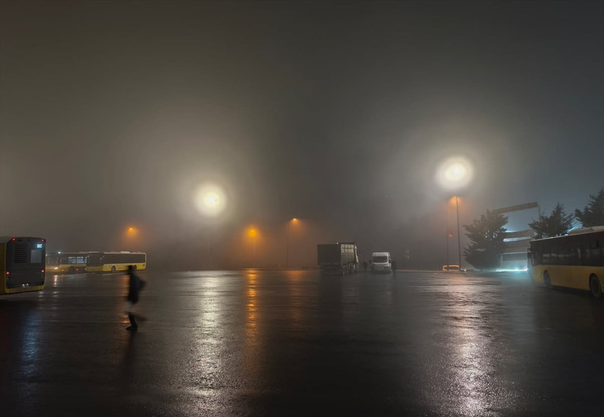 İstanbul'da Sultangazi ve çevresinde sis etkili oldu.