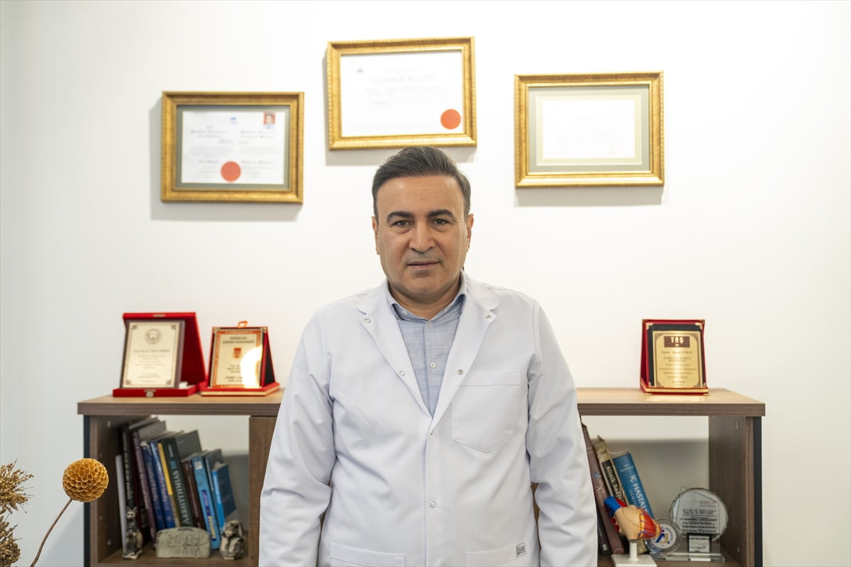 İstanbul'da tıp fakültesinde öğrenciyken bankamatik yanında uyuyan sokak çocuklarını görmesiyle...