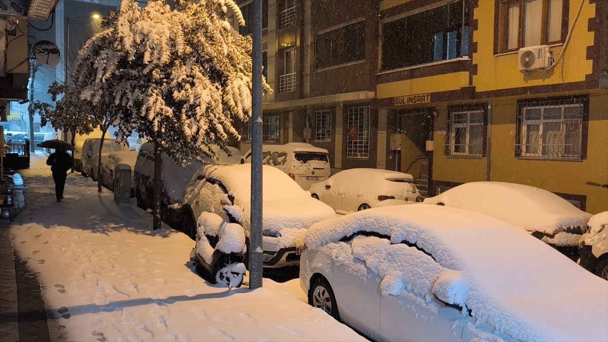 İstanbul'da, tipi şeklinde aralıklarla devam eden kar, özellikle kentin yüksek kesimlerinde etkili...