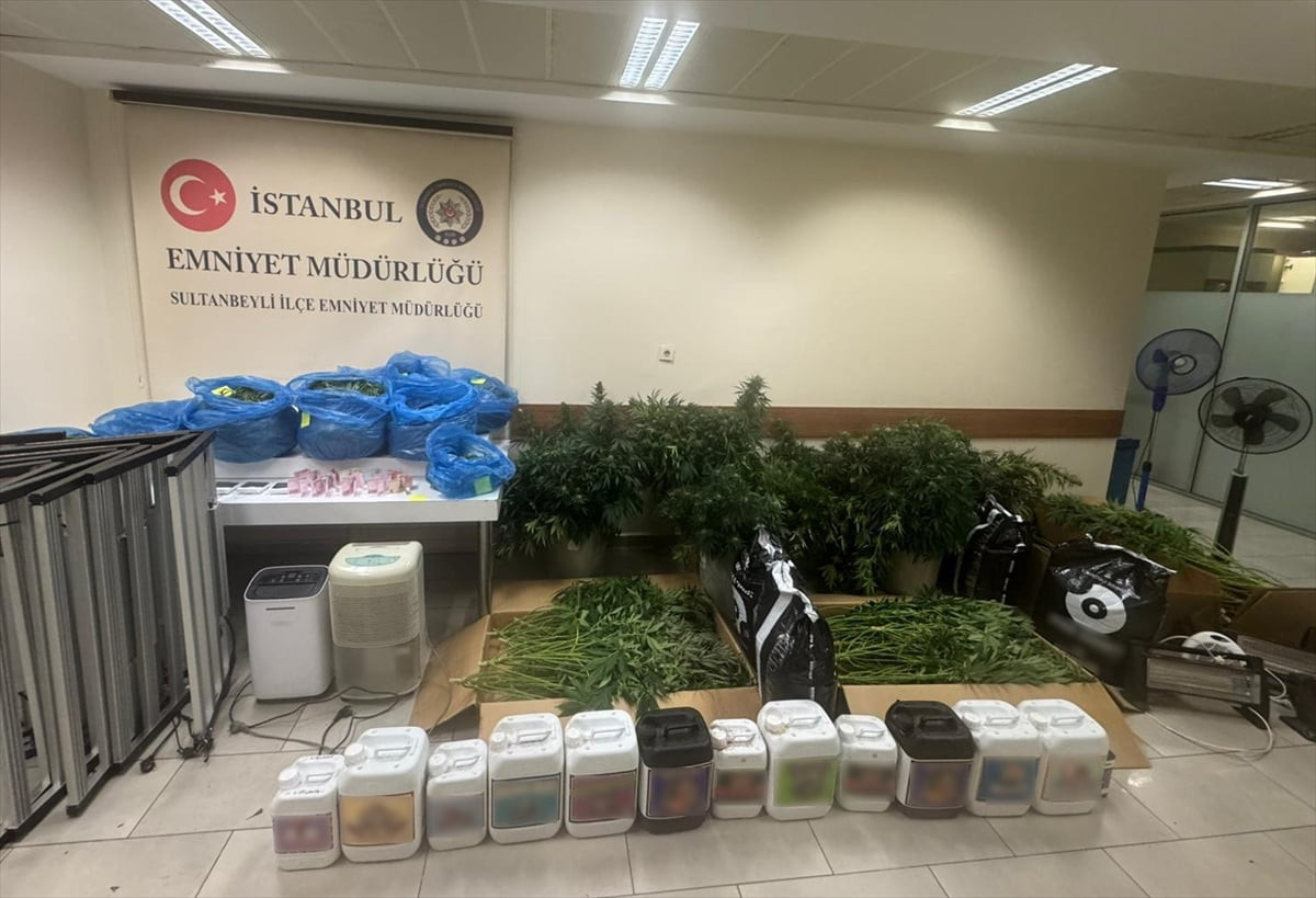 İstanbul'da uyuşturucu ticareti yaptıkları iddiasıyla yakalanan 3 şüpheliden 1'i tutuklandı. İl...