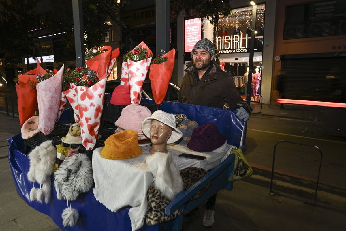 İstanbul'da vatandaşlar kutlamaların adresi olan birçok noktada yılbaşını coşkuyla karşılarken...