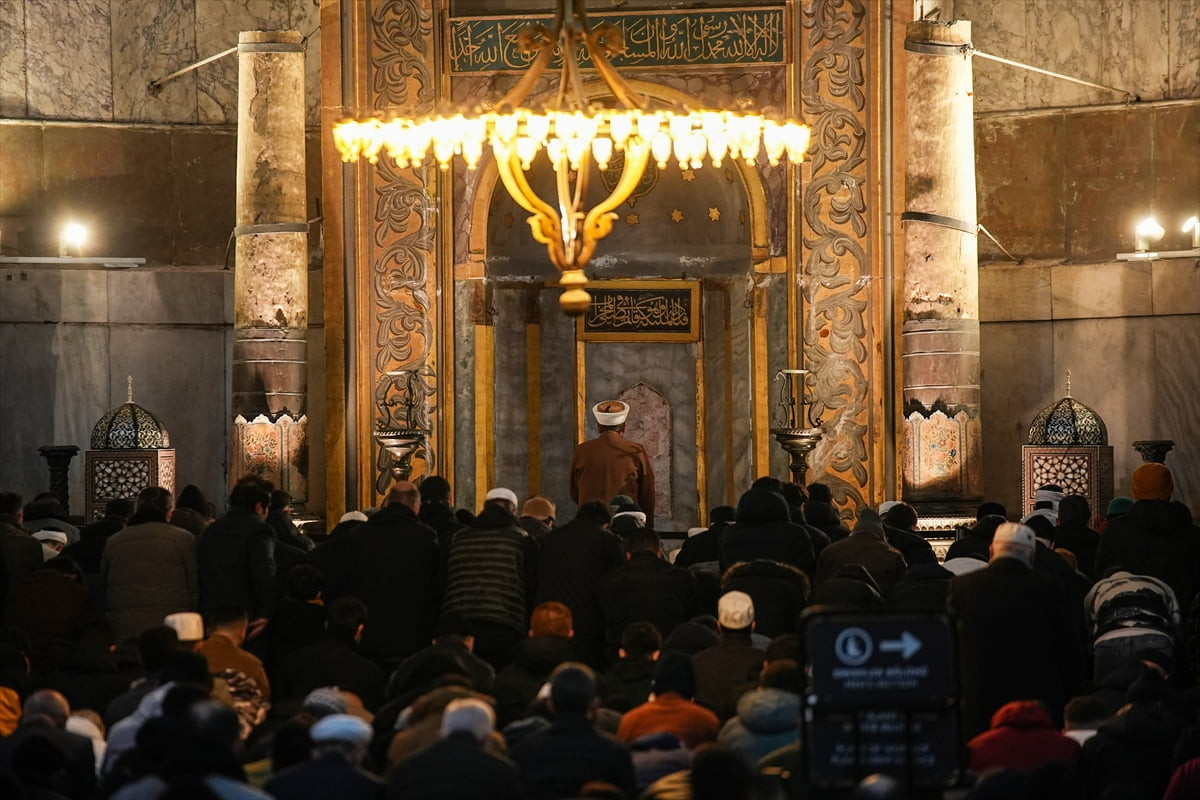 İstanbul'da vatandaşlar on bir ayın sultanı ramazanın son teravih namazını kılmak için akşam...
