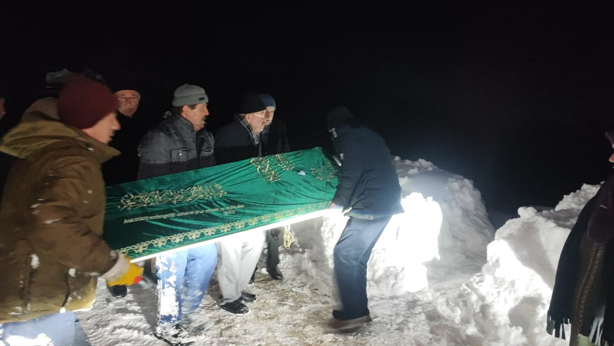 İstanbul'da vefat eden Bayram Özmen'in cenazesi, Kastamonu'nun Devrekani ilçesinde kardan kapanan...