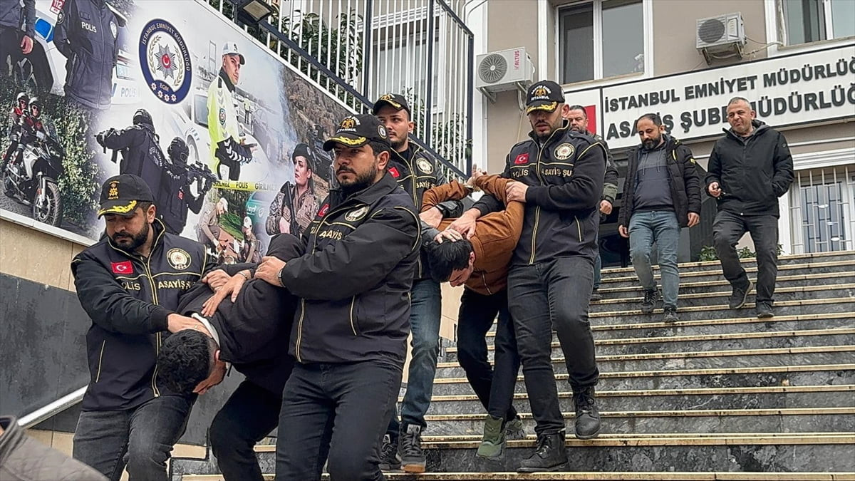 İstanbul'da yabancı uyruklu 2 kadını öldürdükleri öne sürülen 2 zanlı adliyeye sevk...