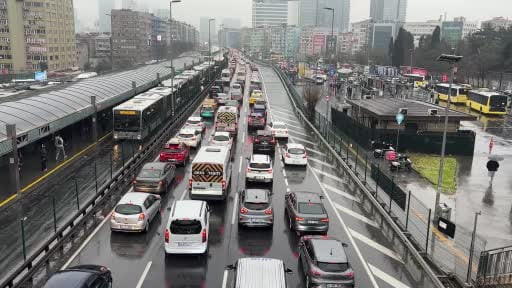 İstanbul'da yağışlı havanın da etkisiyle trafik yoğunluğu yüzde 81'e ulaştı