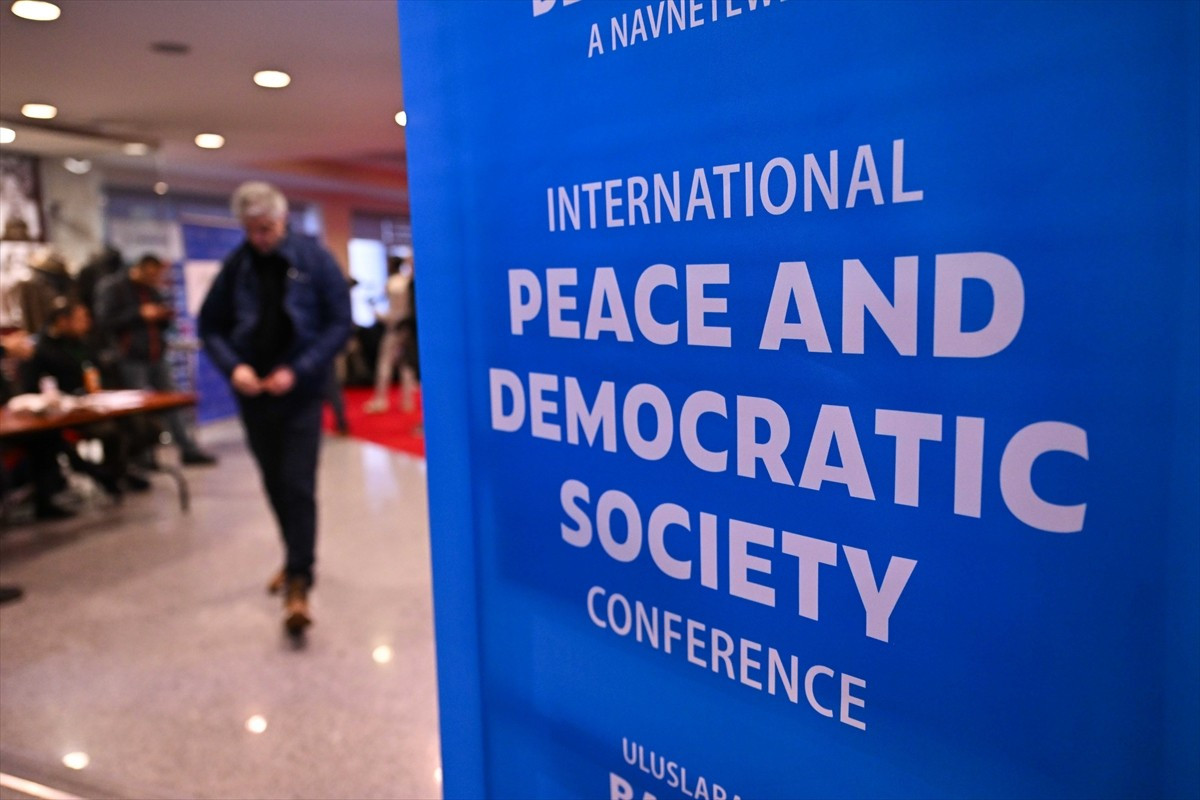 İstanbul'da yapılan Uluslararası Barış ve Demokratik Toplum Konferansı, ikinci günde sabah ve...