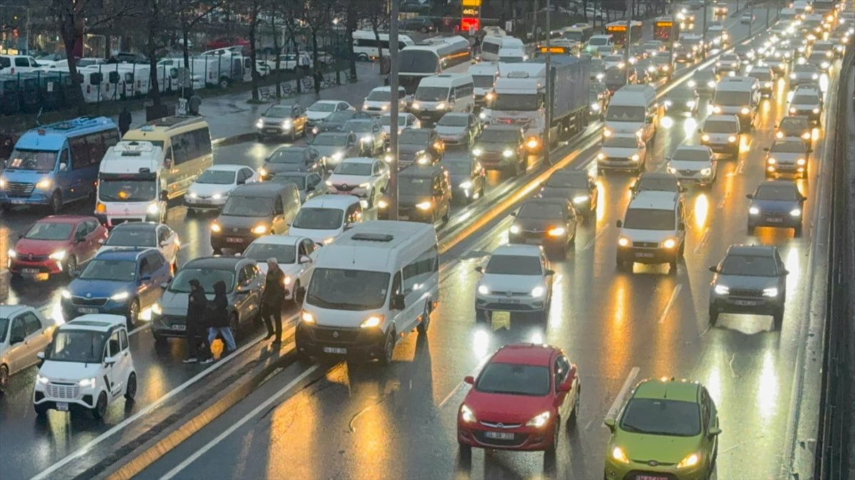İstanbul'da, yarıyıl tatilinin ardından okulların açılmasının da etkisiyle haftanın ilk iş günü...