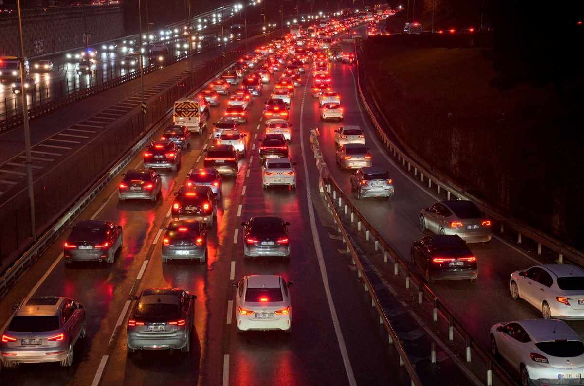 İstanbul'da yarıyıl tatilinin ardından okulların açılmasının da etkisiyle haftanın ilk iş gününde...