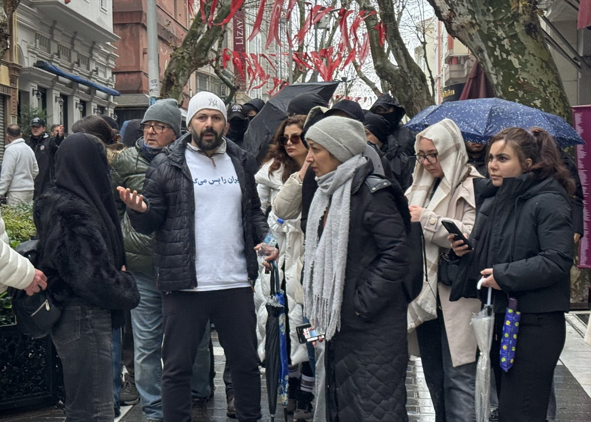 İstanbul'da yaşayan İranlılardan oluşan bir grup, Fatih'te toplanarak İran'daki protestolara...