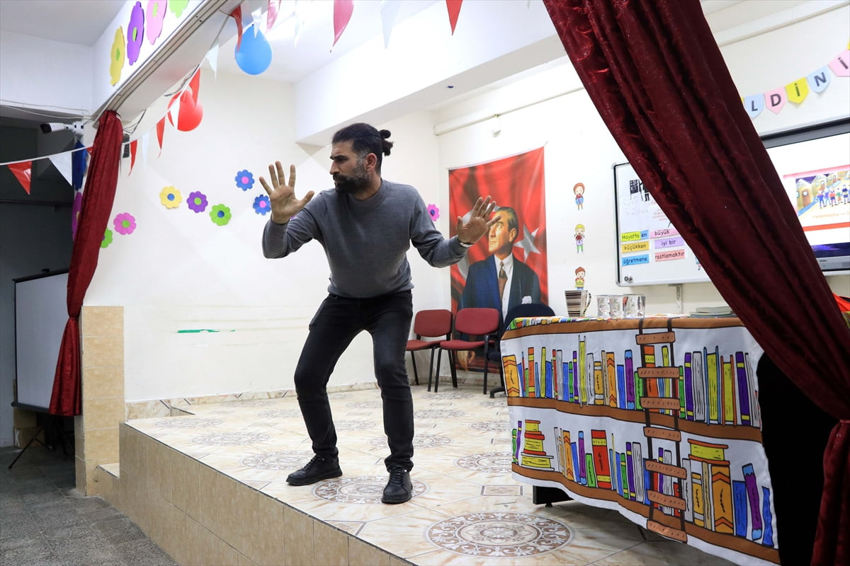 İstanbul'da yaşayan ve "Gezgin yazar" olarak bilinen Elazığlı eğitmen ve yazar Gürkan Kap;...