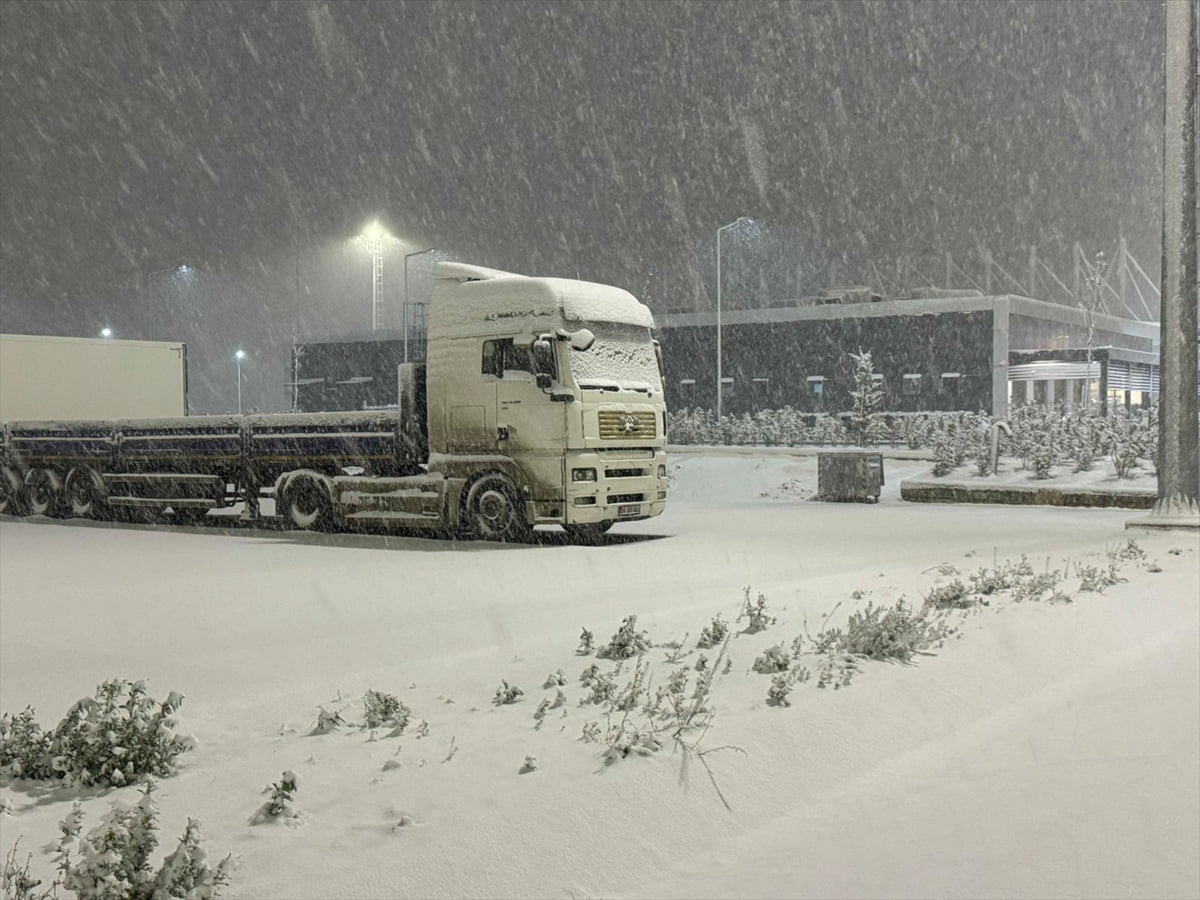 İstanbul'da yeni yılın ilk dakikalarında kentin kuzeyinde bulunan bölgelerde kar yağışı etkili...