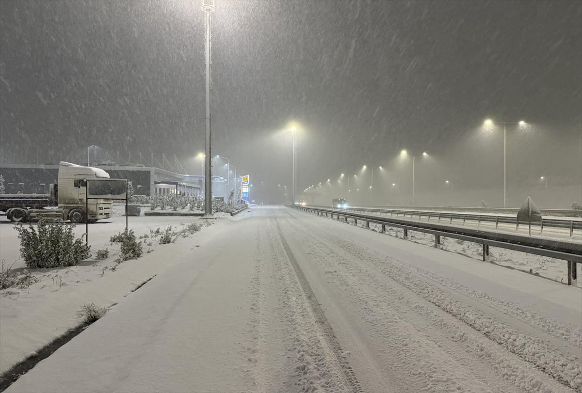 İstanbul'da yeni yılın ilk saatlerinde etkisini gösteren kar yağışı, bazı ilçelerde hayatı olumsuz...