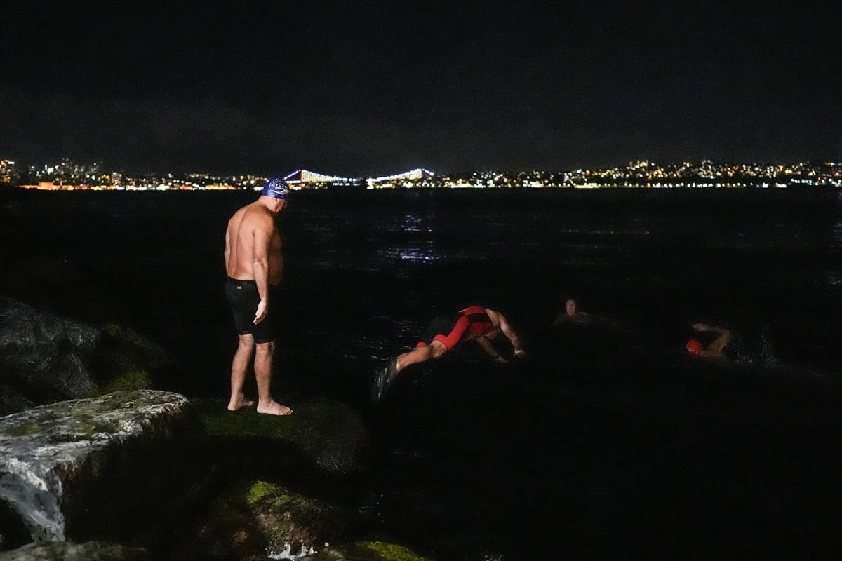 İstanbul'da yıllardır denize giren bir grup 2026'yı da denizde karşıladı. "Sarayburnu Fatihleri"...