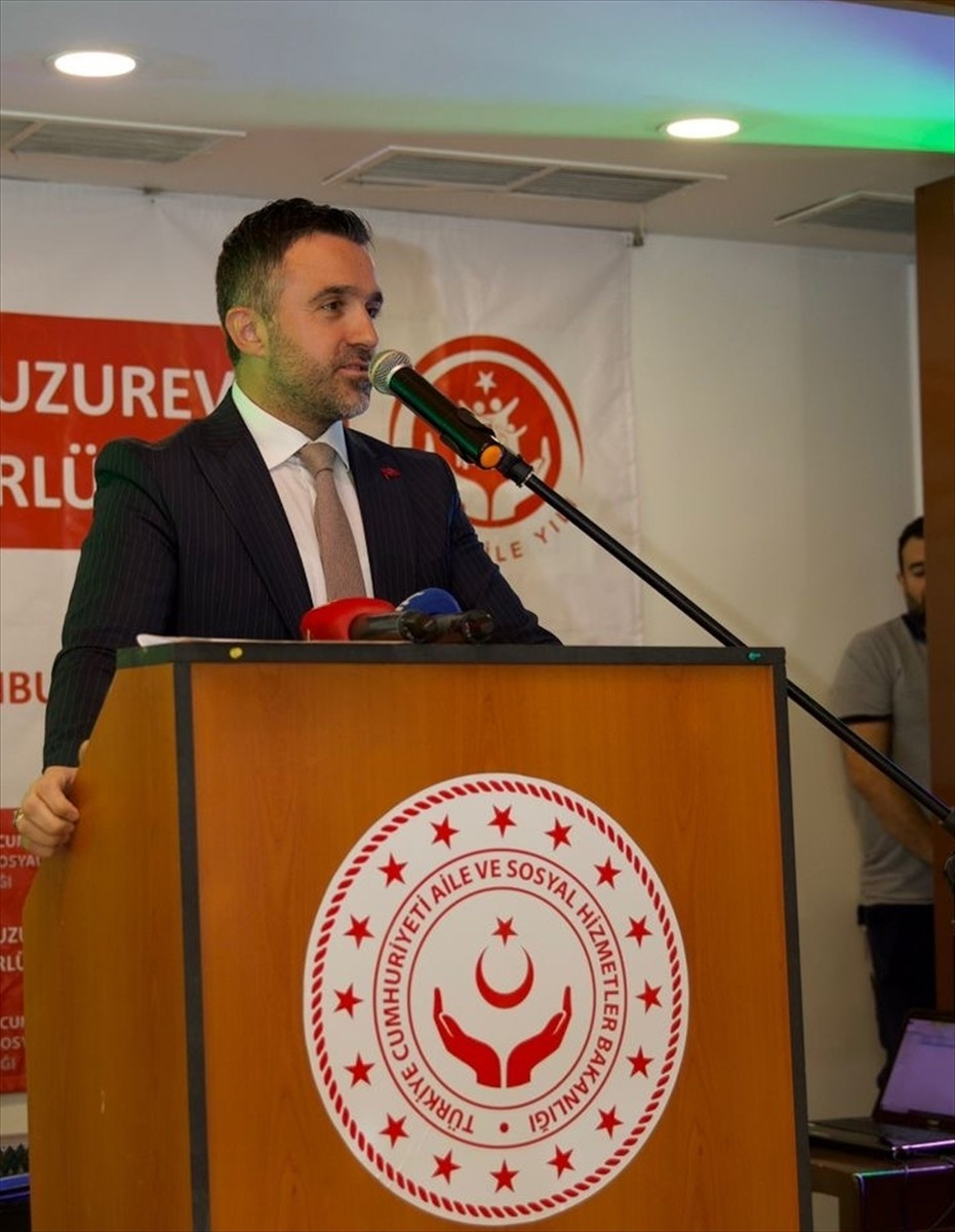 İstanbul'daki huzurevinde yaşayan emekli öğretmenler, 24 Kasım Öğretmenler Günü dolayısıyla Etiler...