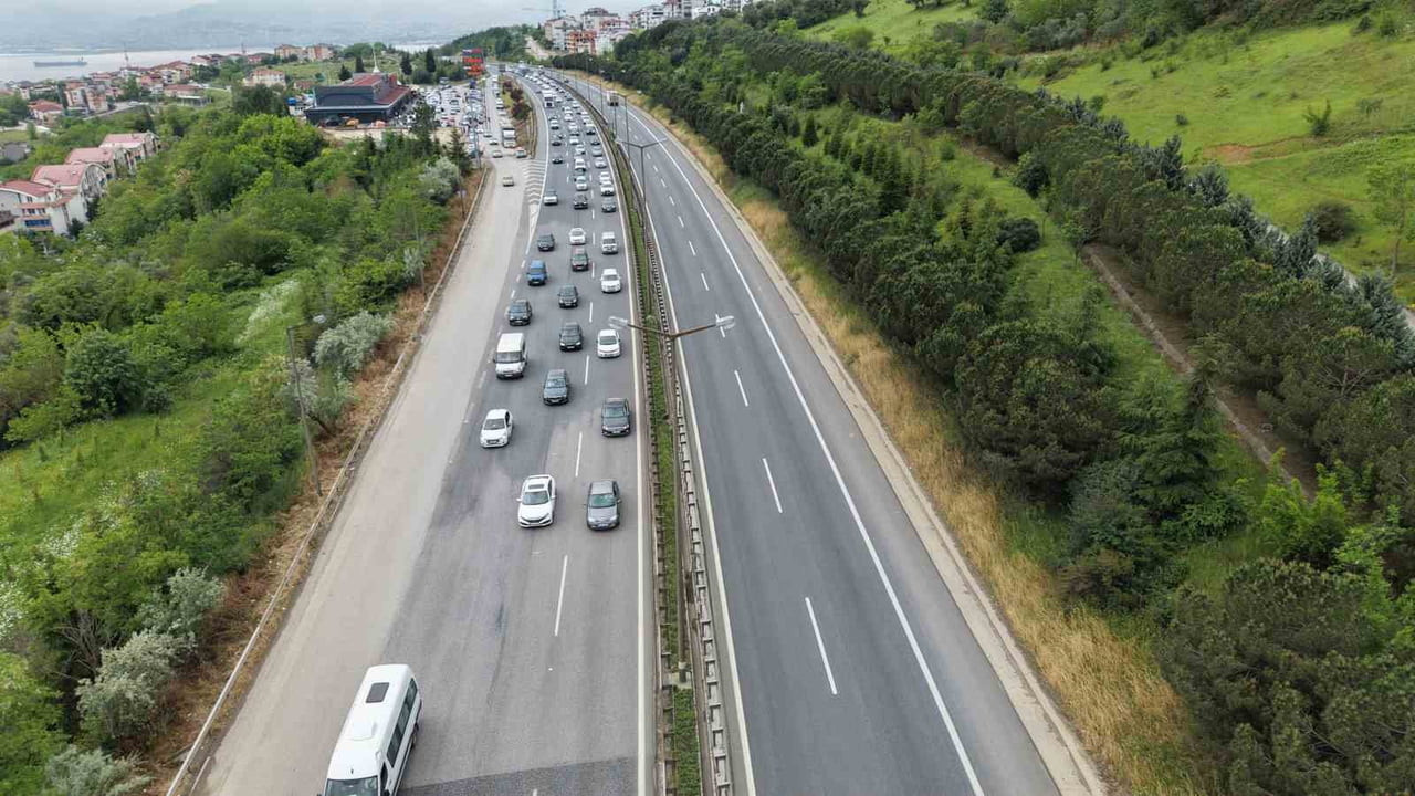 İSTANBUL'DAN ANADOLU İSTİKAMETİNE GEÇİŞLERİN DAHA FAZLA OLMASI SEBEBİYLE ANKARA YÖNÜNDEKİ...