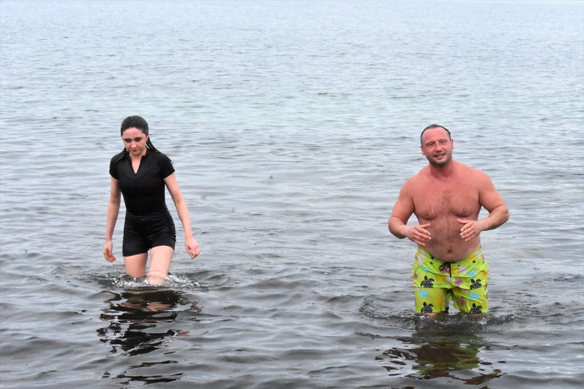 İstanbul'dan gelen yüzücü Aydın Aydıner ve arkadaşı Hayriye Çetin, kış turizmine dikkati çekmek...