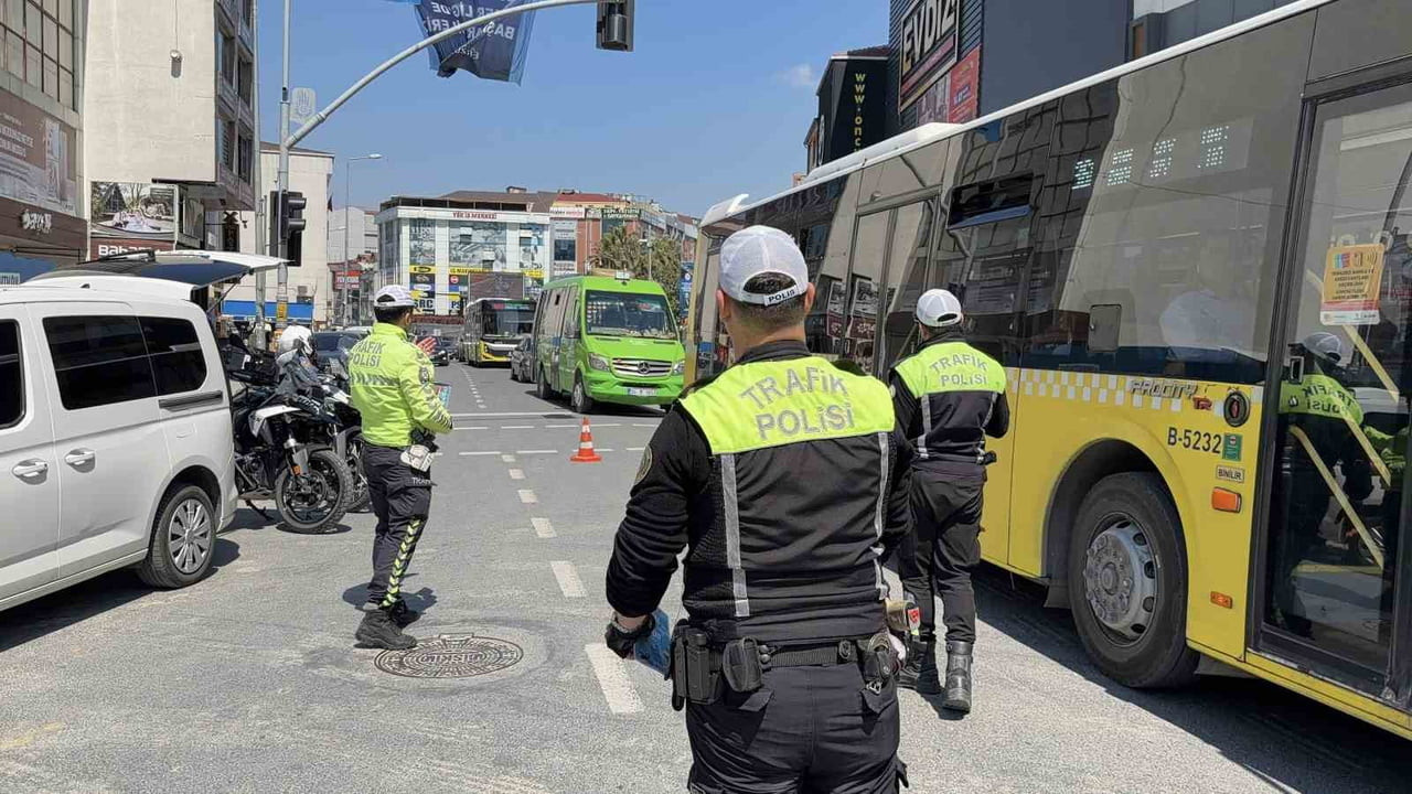 İSTANBUL'UN ARNAVUTKÖY İLÇESİNDE 2-8 MAYIS TRAFİK HAFTASI KAPSAMINDA GERÇEKLEŞTİRİLEN UYGULAMADA...