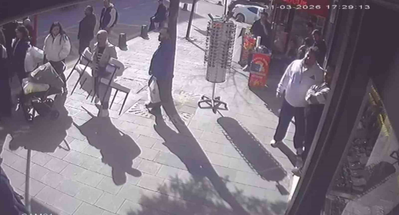 İSTANBUL'UN ARNAVUTKÖY İLÇESİNDE BİR MOBİLYA MAĞAZASI ÖNÜNDEN İKİ SANDALYE ÇALAN KADIN, POLİS...