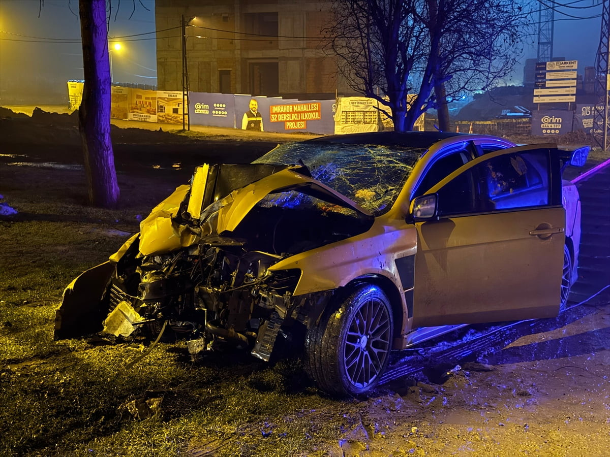 İstanbul'un Arnavutköy ilçesinde bir otomobilin elektrik direğine çarpması sonucu meydana gelen...