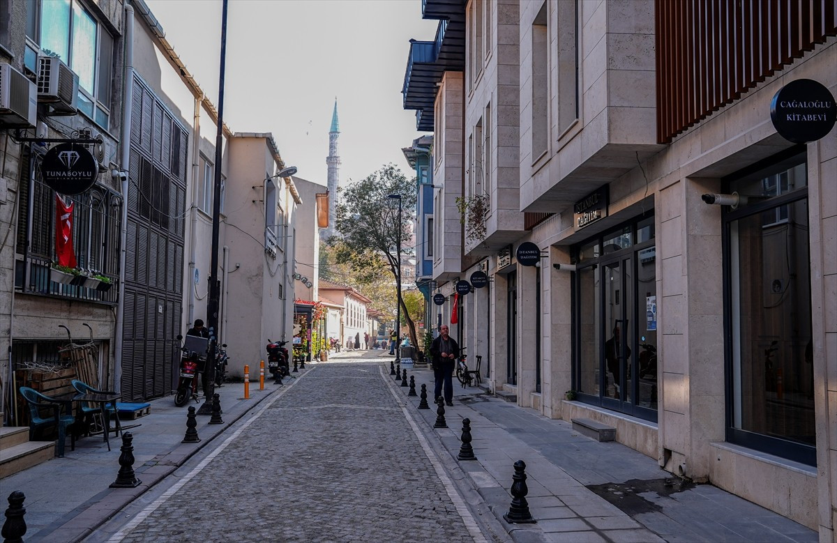 İstanbul'un asırlık yayıncılık geleneğinin kalbi sayılan Cağaloğlu Kitapçılar Sokağı, yapılan...
