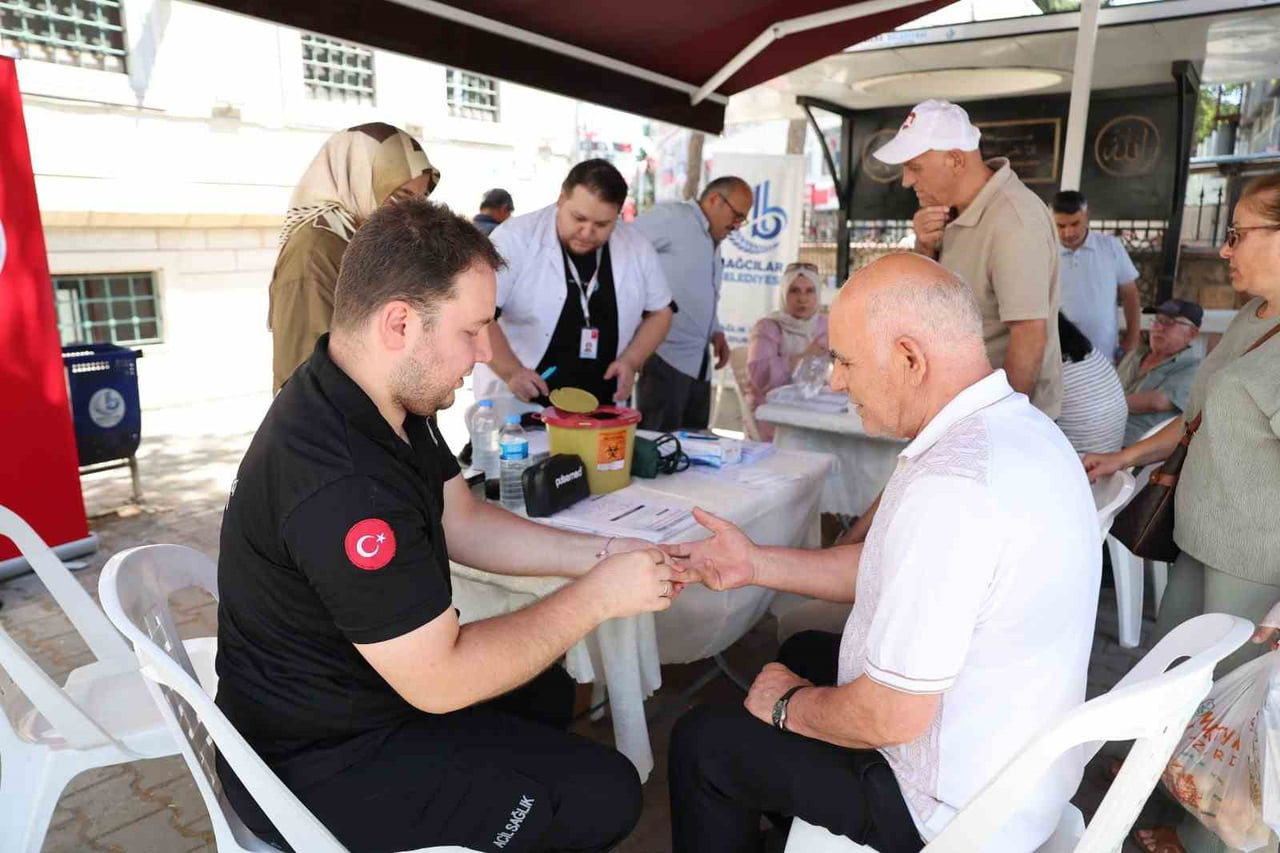 İSTANBUL'UN BAĞCILAR İLÇESİNDE ERKEN TANI VE SAĞLIK FARKINDALIĞI KAPSAMINDA CAMİLERDE VATANDAŞLARA...