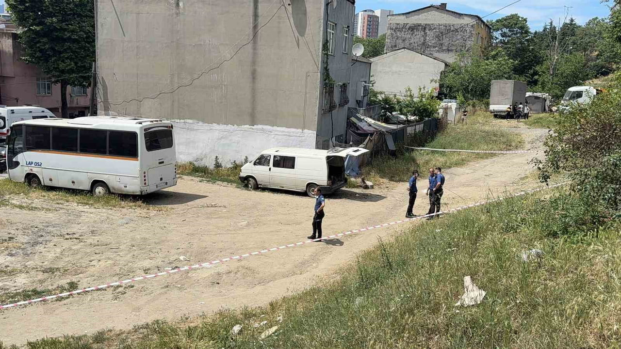İSTANBUL'UN BAĞCILAR İLÇESİNDE GÜNLERDİR MAHALLEYİ SARAN AĞIR KOKUNUN PEŞİNE DÜŞEN VATANDAŞLAR...
