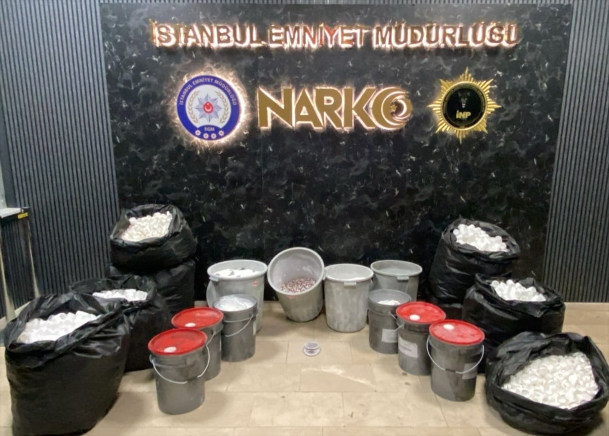  İstanbul'un Bahçelievler ilçesinde düzenlenen uyuşturucu operasyonunda 3 şüpheli gözaltına...