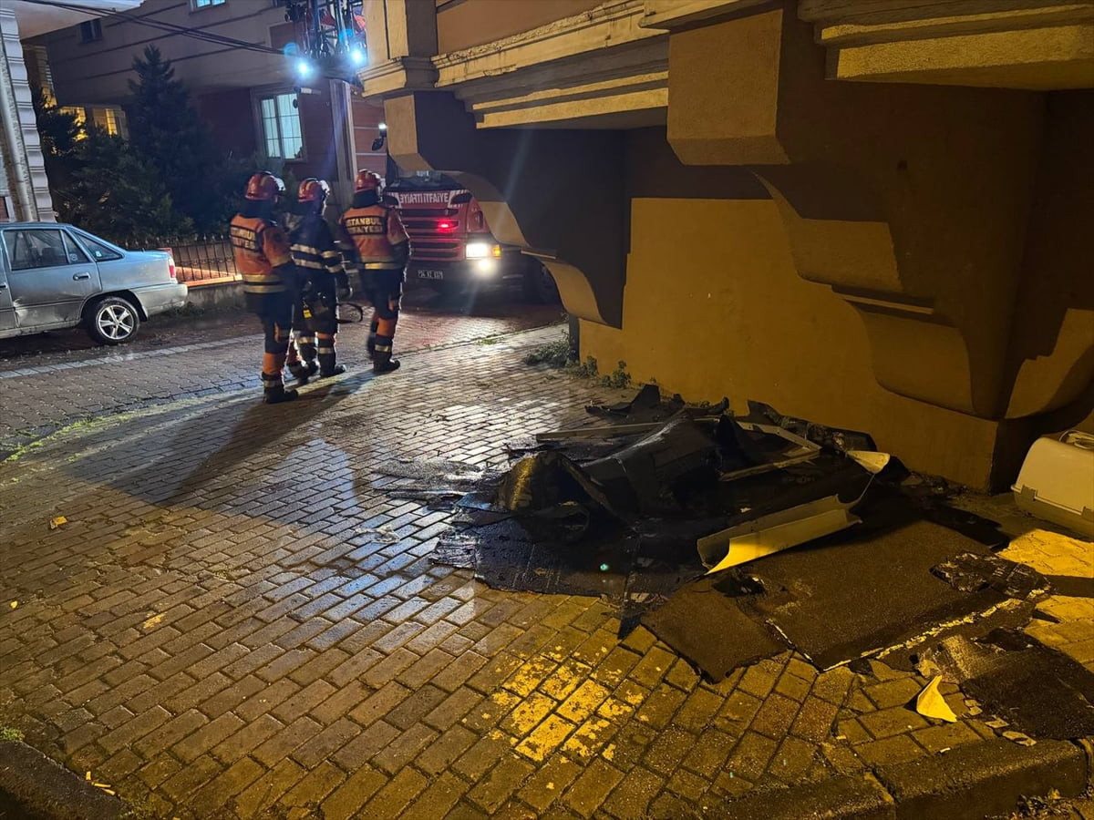 İstanbul'un bazı bölgelerinde aralıklarla kuvvetli yağmur ve fırtına etkili oldu. Avcılar’da...