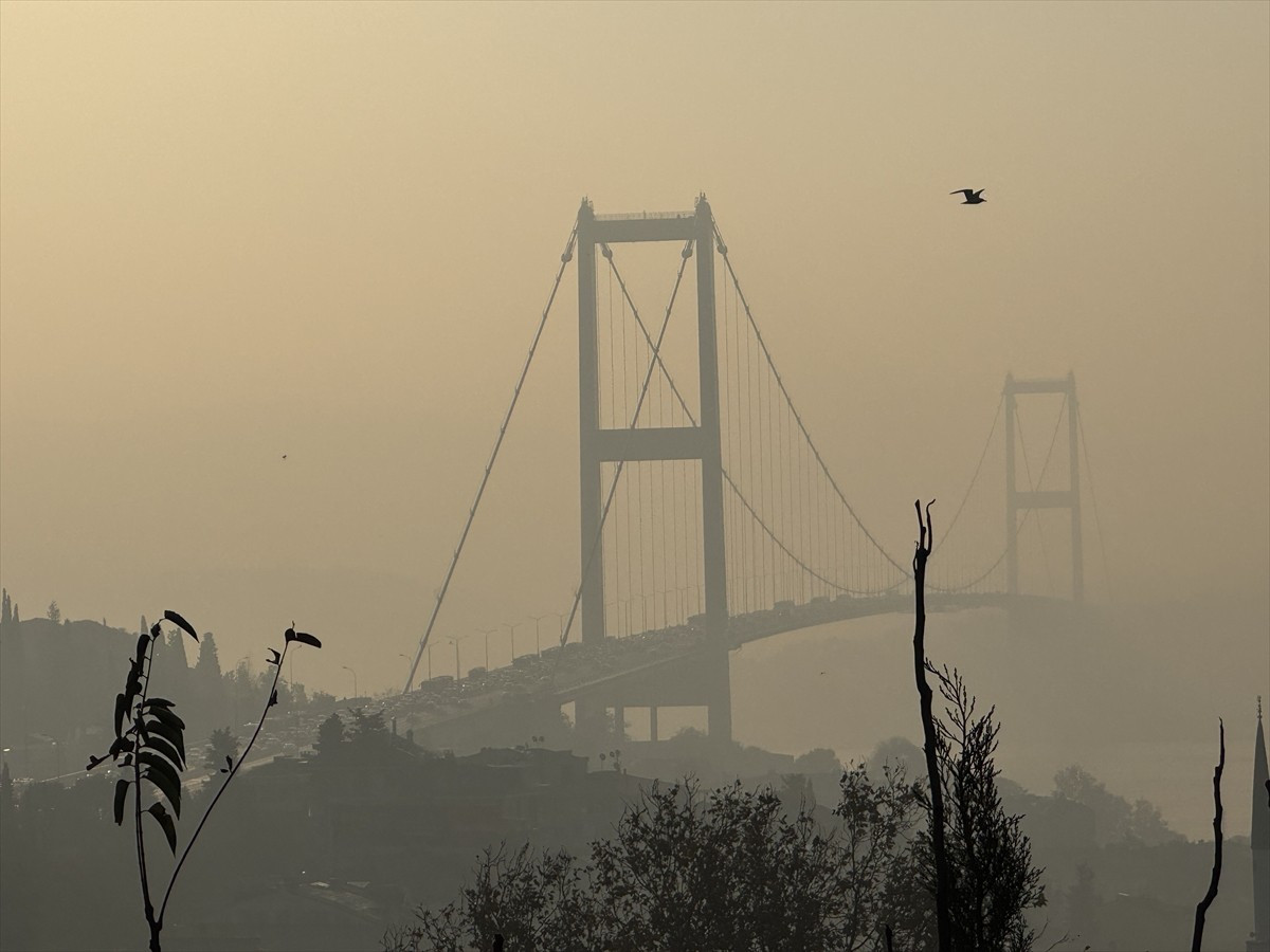 İstanbul'un bazı bölgelerinde sabah saatlerinde etkili olan sis nedeniyle görüş mesafesi düştü....